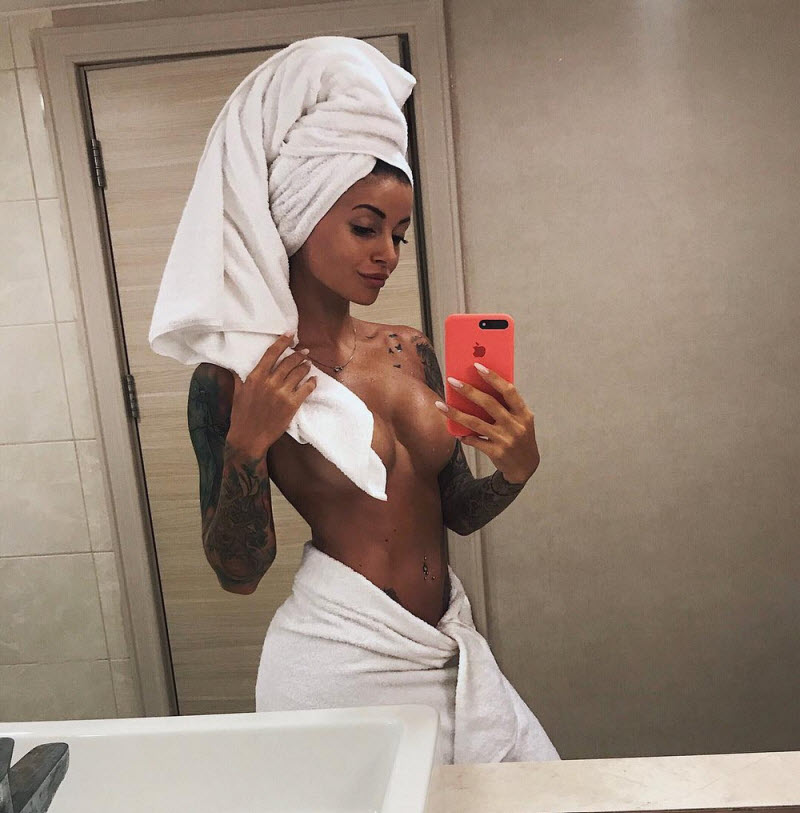 Девушки без бюстгальтеров