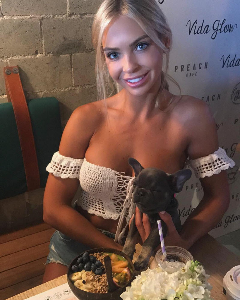 Девушки без бюстгальтеров