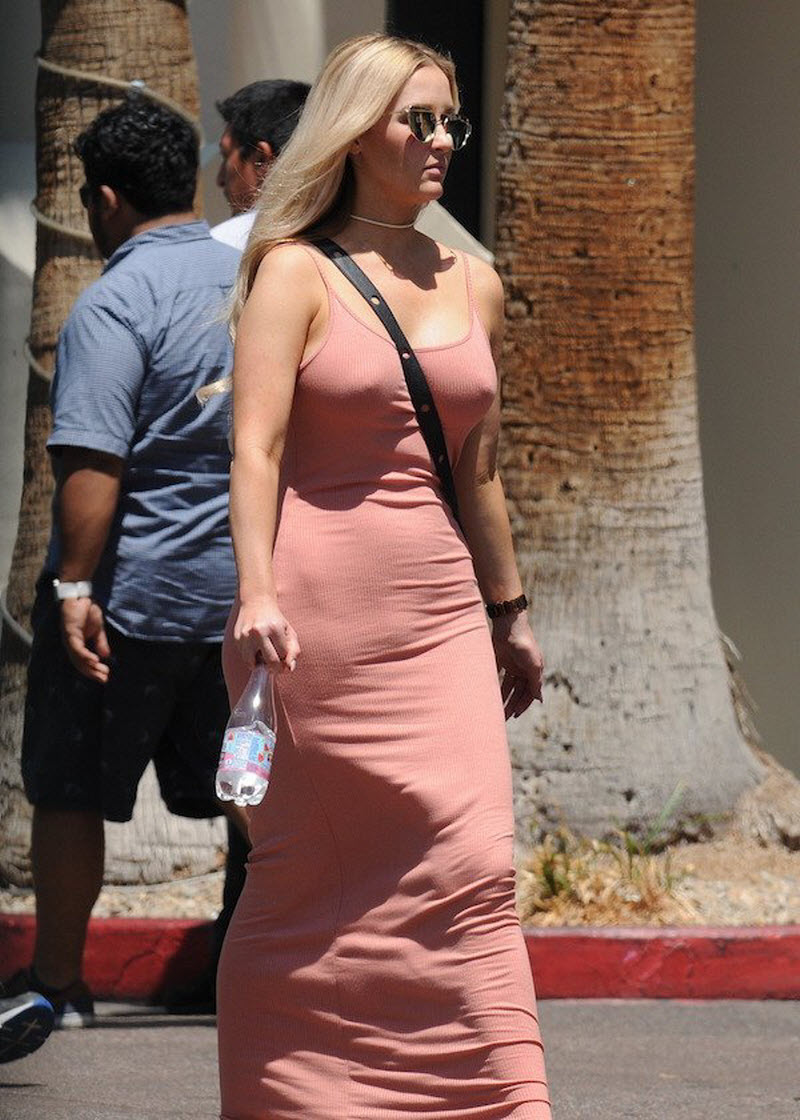 Девушки без бюстгальтеров