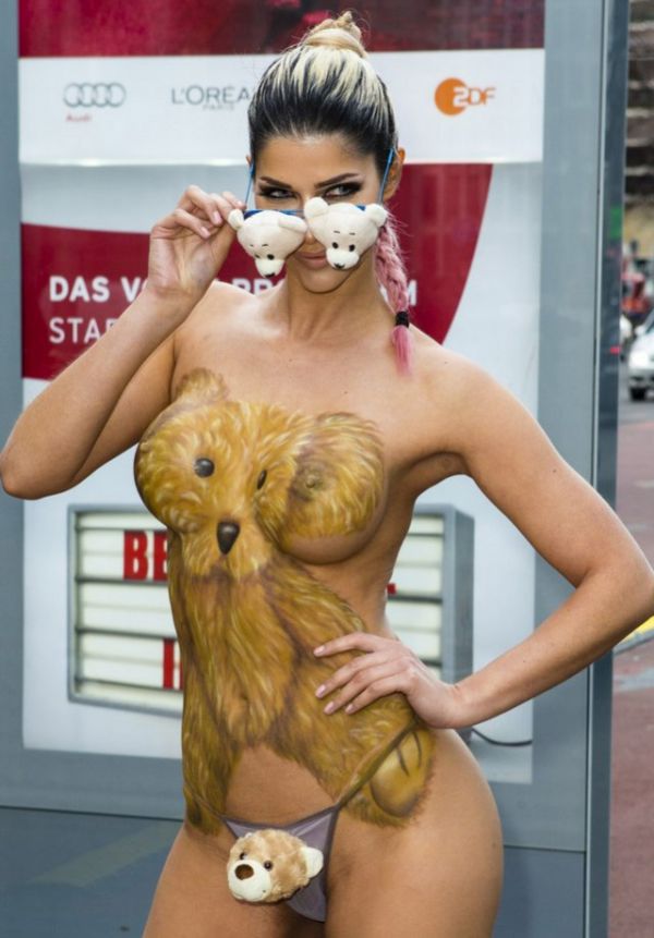 Новая обнаженная фотосессия Микаэлы Шефер на улицах Берлина. НЮ