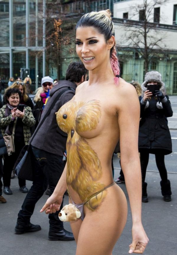 Новая обнаженная фотосессия Микаэлы Шефер на улицах Берлина. НЮ