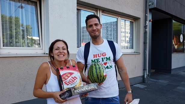 Парень использует знакомства с женщинами для путешествия