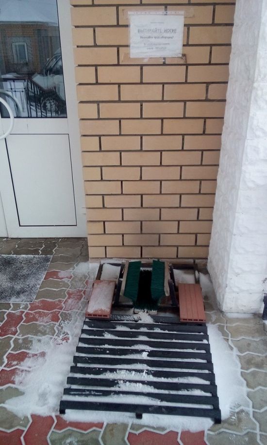 Полезная вещь у входа в здание