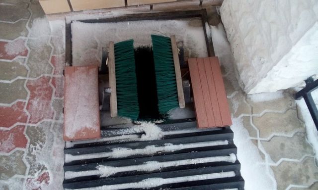 Полезная вещь у входа в здание