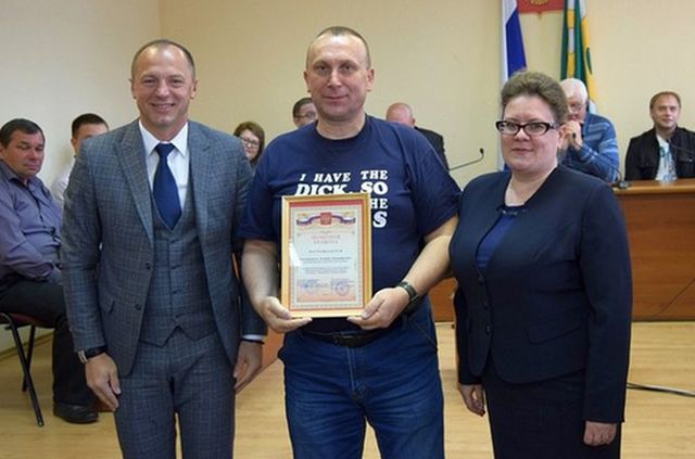 Казацкий атаман пришел получать награду в футболке с неприличной надписью