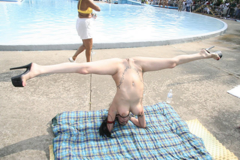 Обнаженные девушки в общественных местах