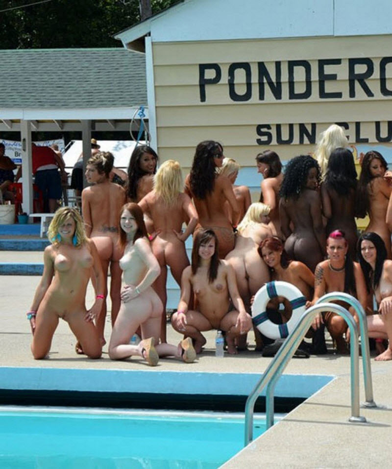 Обнаженные девушки в общественных местах