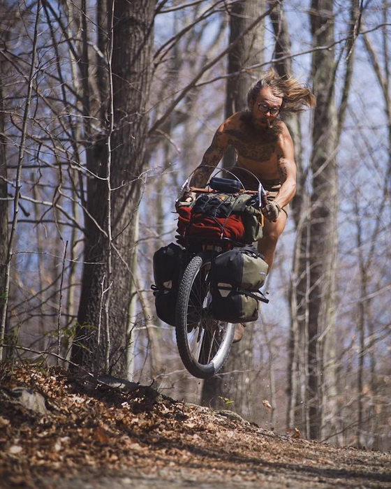 Этот парень вырвался из рутины рабочих будней и объехал на велосипеде полмира Этот парень вырвался из рутины рабочих будней и объехал на велосипеде полмира