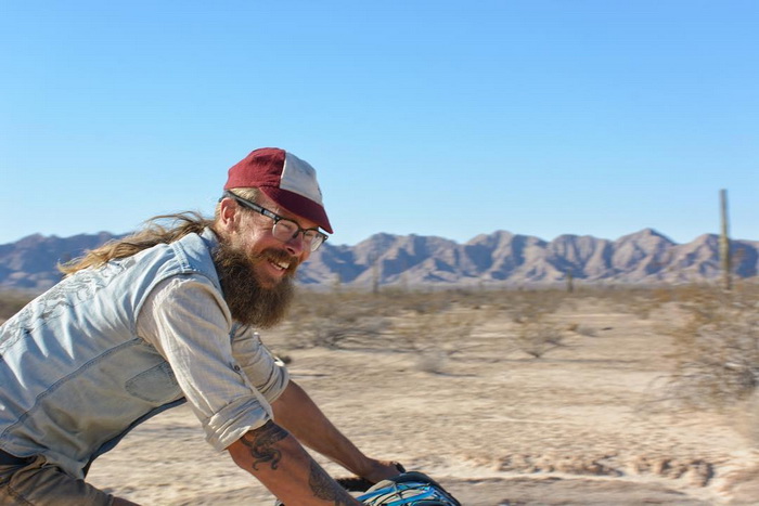 Этот парень вырвался из рутины рабочих будней и объехал на велосипеде полмира Этот парень вырвался из рутины рабочих будней и объехал на велосипеде полмира