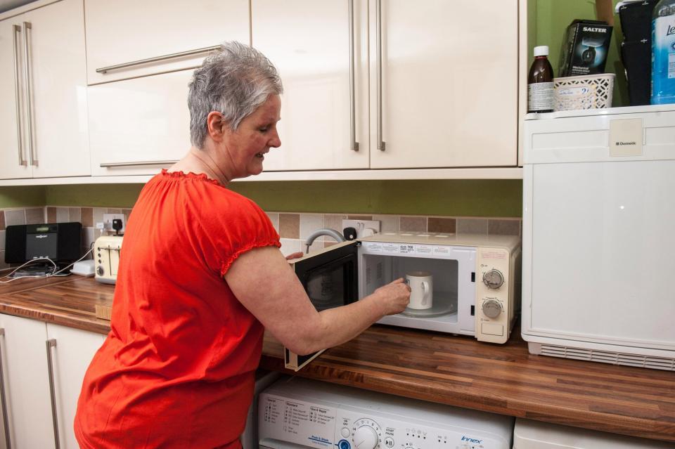 Чем опасно приготовление яиц в скорлупе в микроволновке