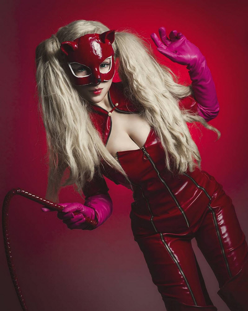 Косплеерша готова воплотить ваши фантазии за небольшую плату