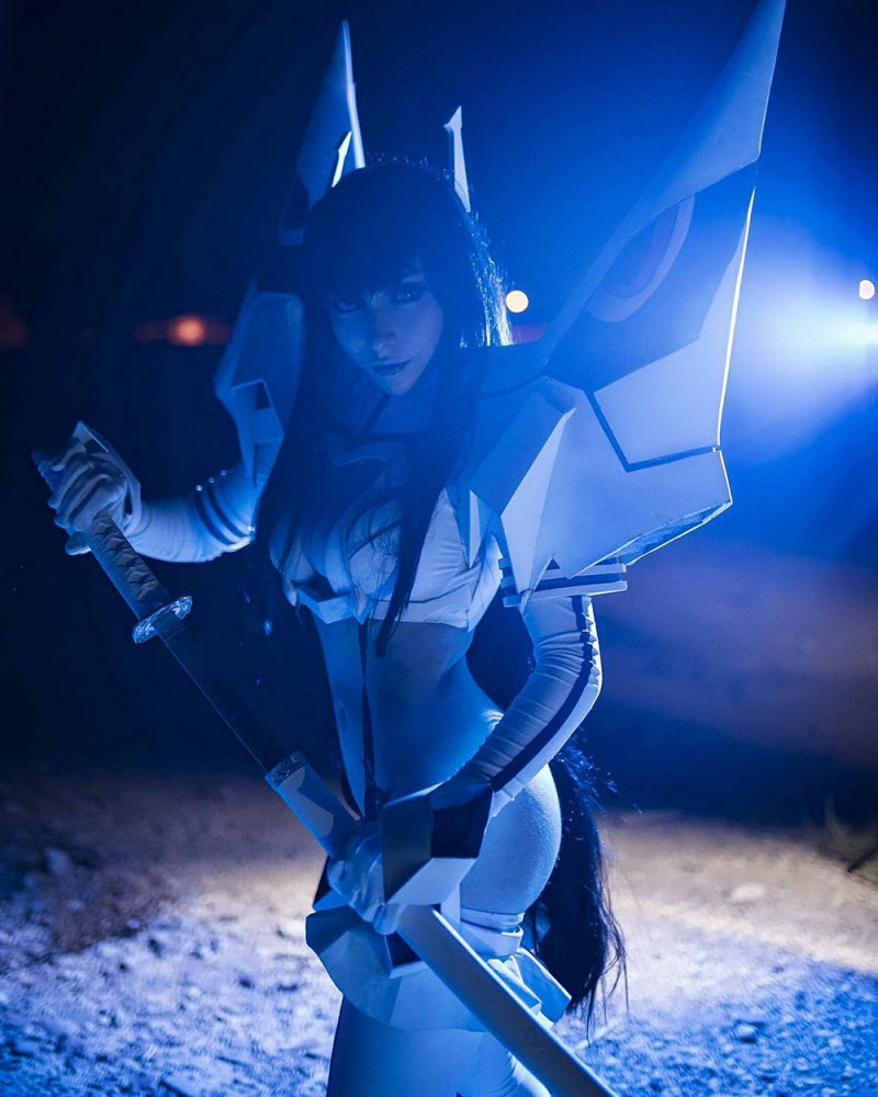 Косплеерша готова воплотить ваши фантазии за небольшую плату