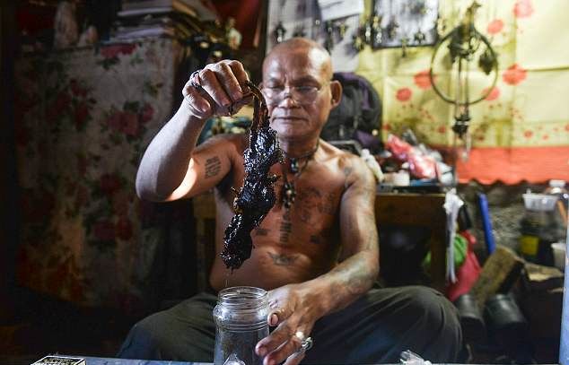 Филиппинцы крадут и носят во рту человеческие останки, чтобы быть невидимками