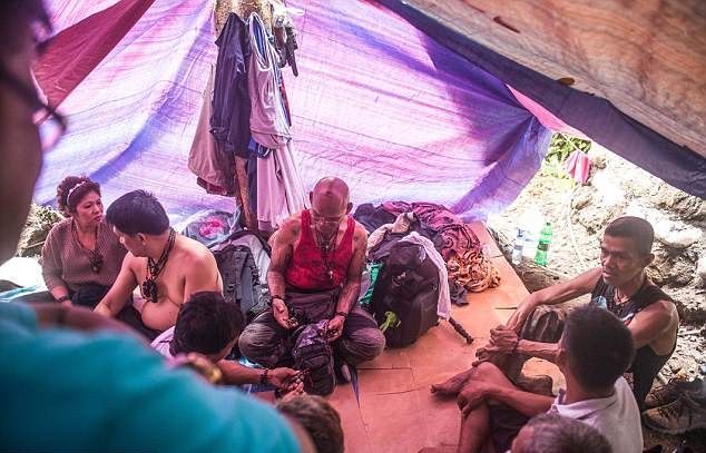 Филиппинцы крадут и носят во рту человеческие останки, чтобы быть невидимками