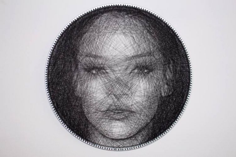 Потрясающие портреты, сделанные одной нитью на пяльцах