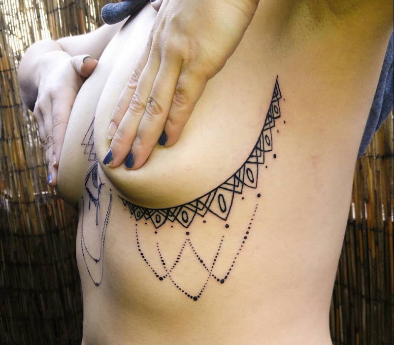 Sideboob tattoo: новая модная тенденция татуировок среди девушек