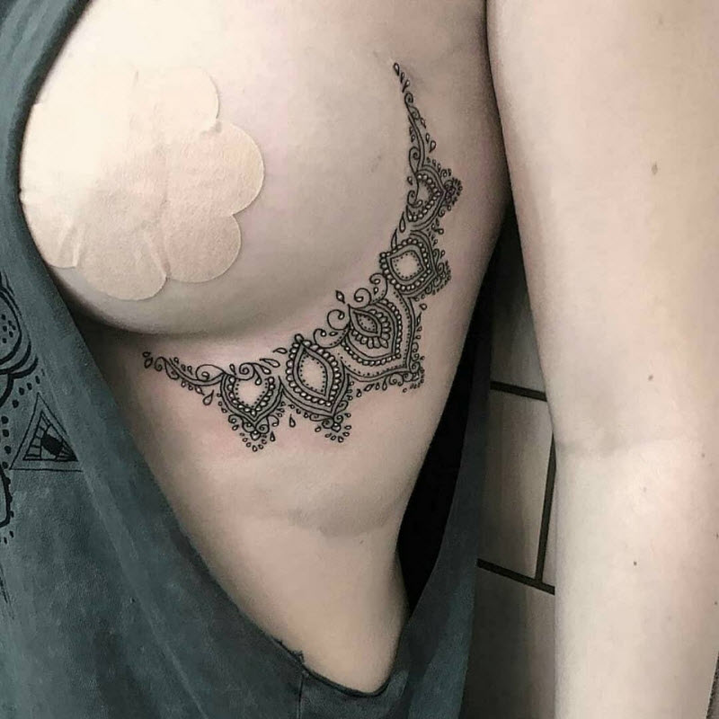 Sideboob tattoo: новая модная тенденция татуировок среди девушек