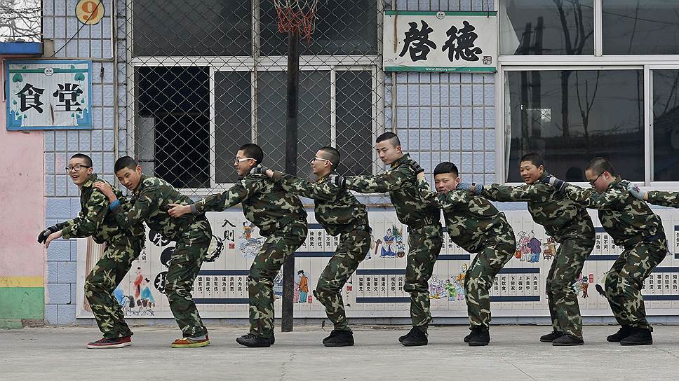 В Китае с интернет-зависимостью борются строевой подготовкой