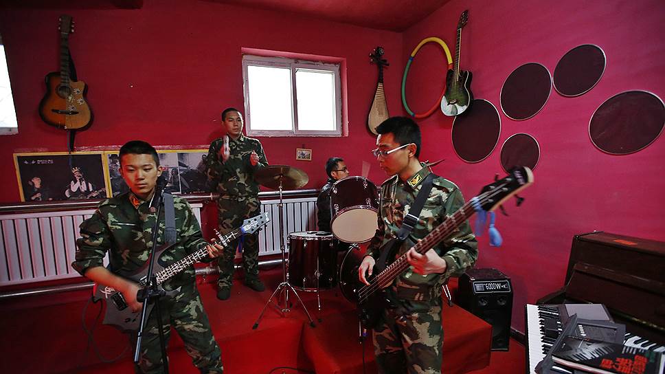 В Китае с интернет-зависимостью борются строевой подготовкой