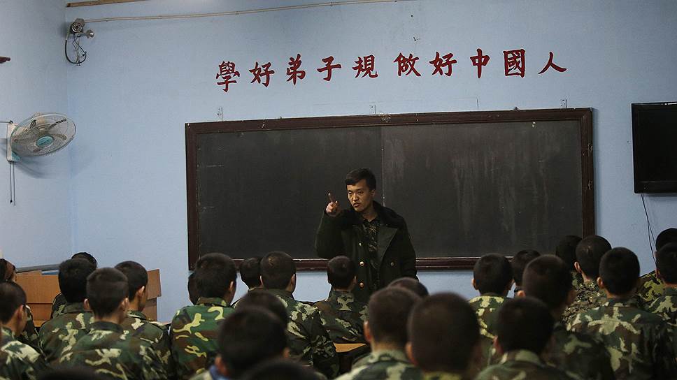 В Китае с интернет-зависимостью борются строевой подготовкой