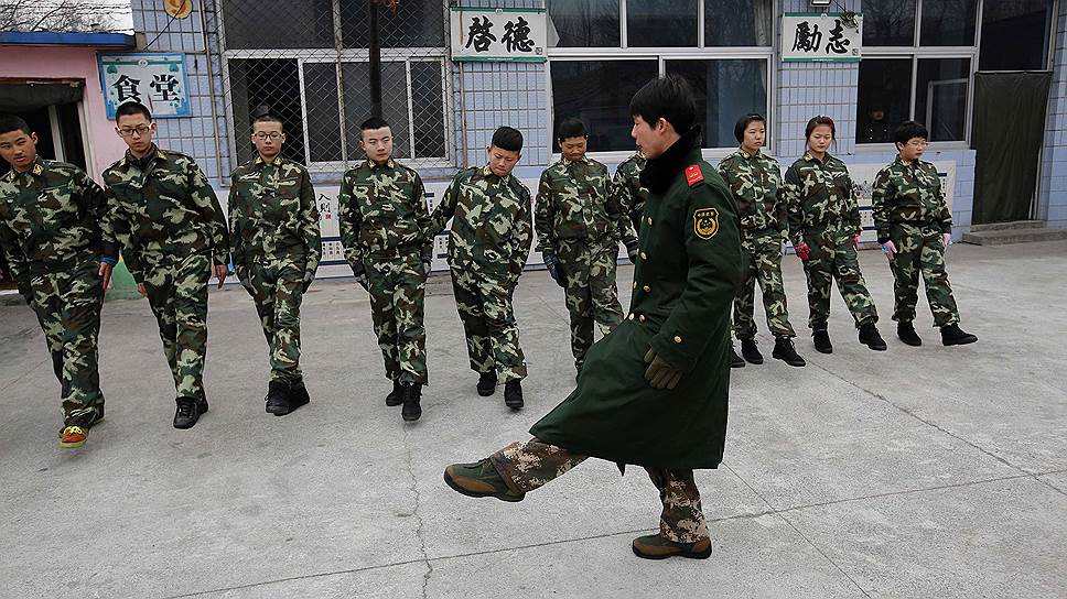 В Китае с интернет-зависимостью борются строевой подготовкой