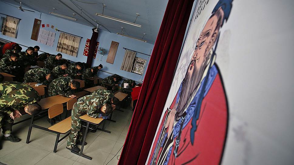 В Китае с интернет-зависимостью борются строевой подготовкой