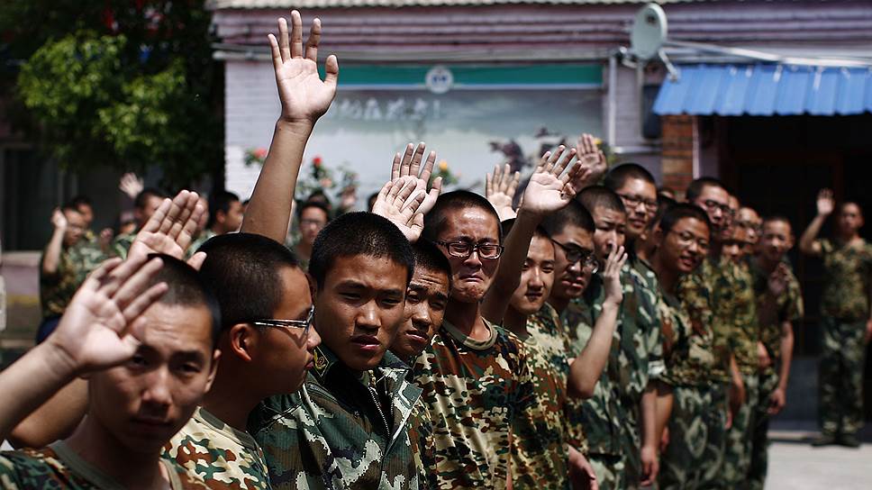 В Китае с интернет-зависимостью борются строевой подготовкой