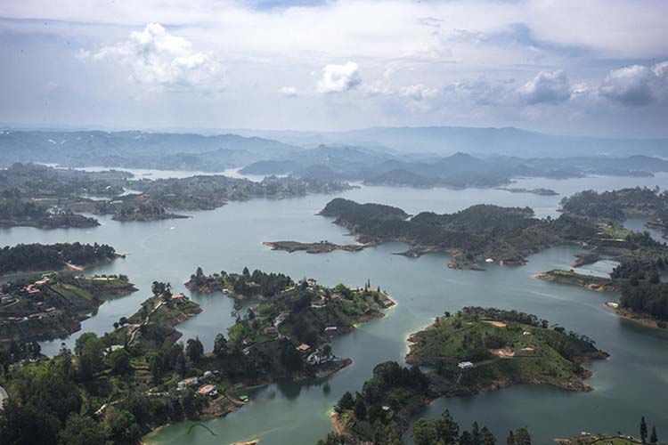 На руинах особняка Пабло Эскобара теперь играют в пейнтбо