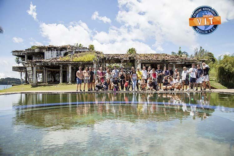 На руинах особняка Пабло Эскобара теперь играют в пейнтбо