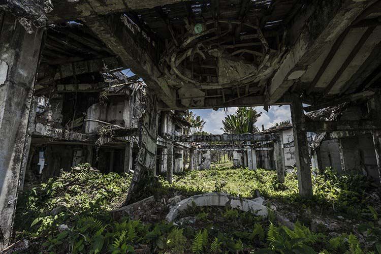 На руинах особняка Пабло Эскобара теперь играют в пейнтбо