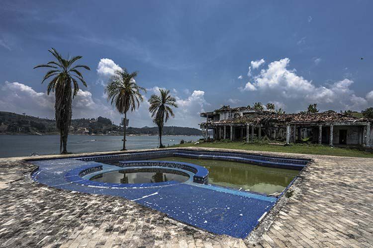 На руинах особняка Пабло Эскобара теперь играют в пейнтбо