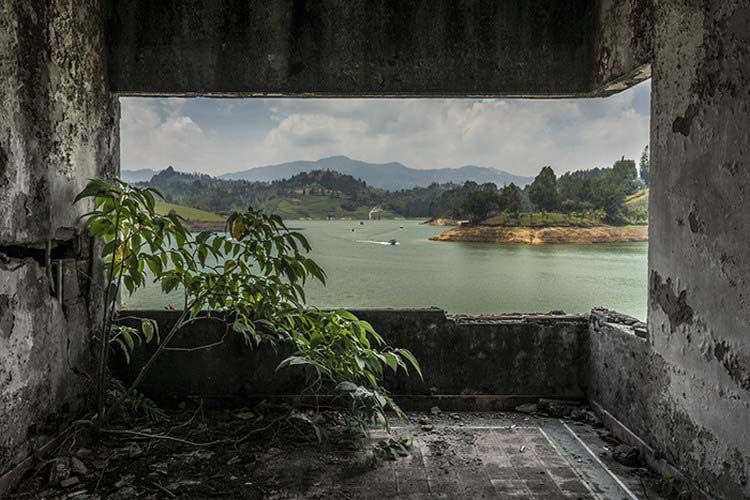 На руинах особняка Пабло Эскобара теперь играют в пейнтбо