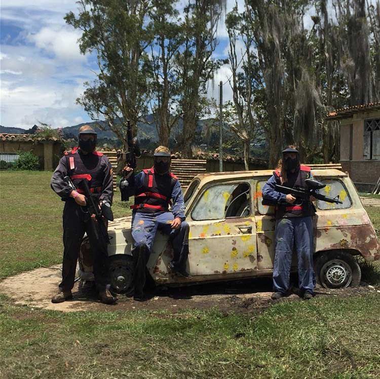 На руинах особняка Пабло Эскобара теперь играют в пейнтбо