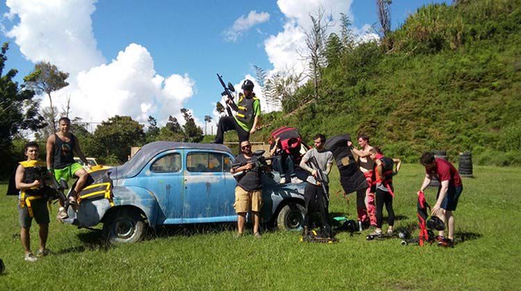 На руинах особняка Пабло Эскобара теперь играют в пейнтбо