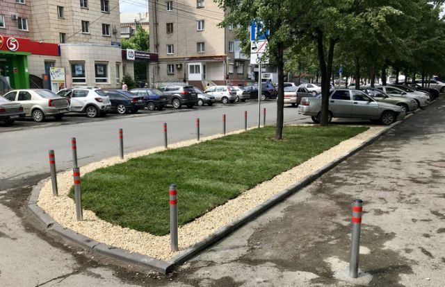 Мужик из Челябинска превратил кусок грязи возле дома в ухоженный газон