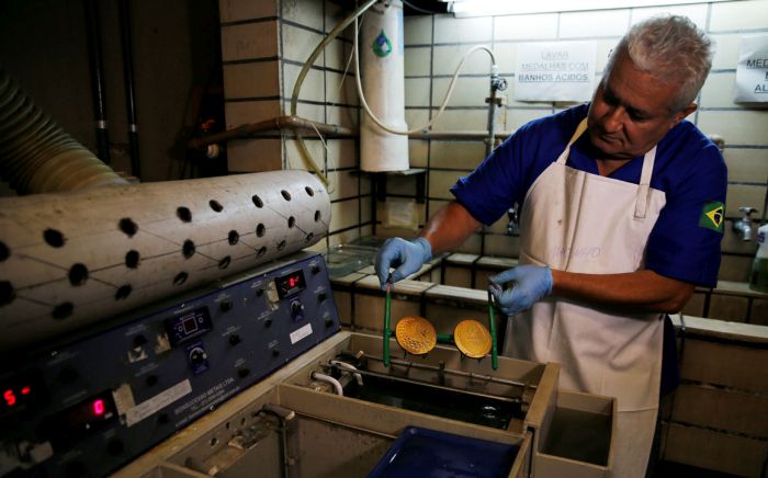 Как делают золотые медали для Олимпиады в Рио