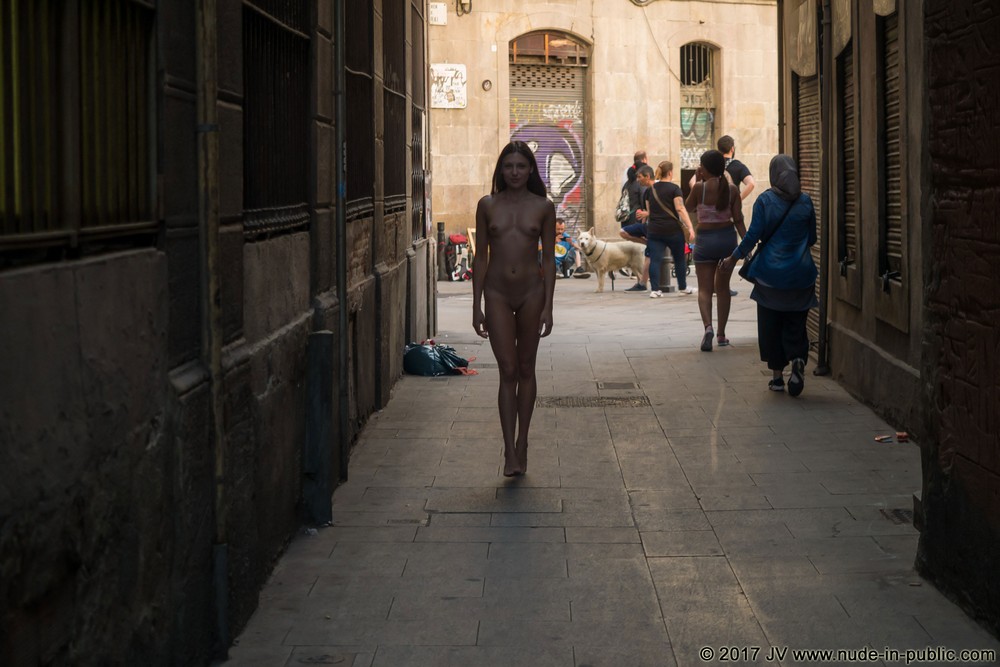 Обнаженная Talia на улицах Барселоны
