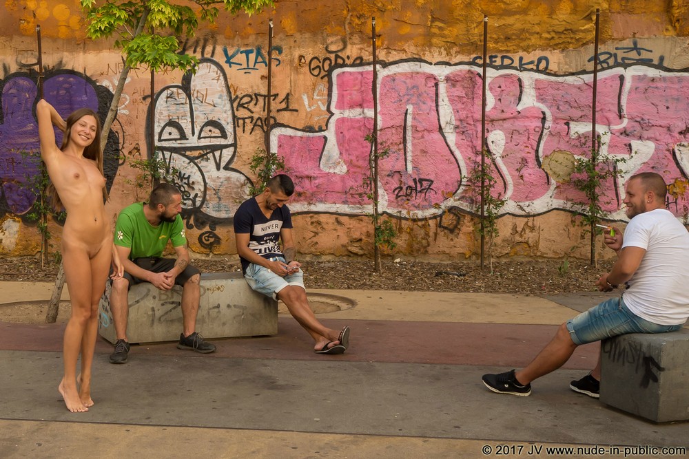 Обнаженная Talia на улицах Барселоны