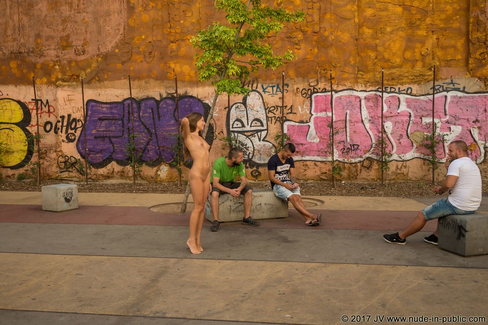 Обнаженная Talia на улицах Барселоны
