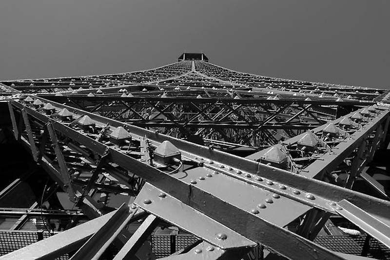 Эйфелева башня – вид снизу (13 фото)