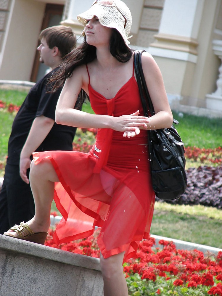 Девушки в прозрачных нарядах