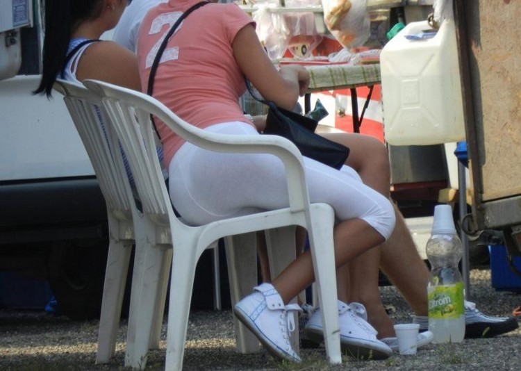 Девушки в прозрачных нарядах