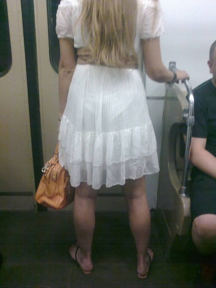 Девушки в прозрачных нарядах