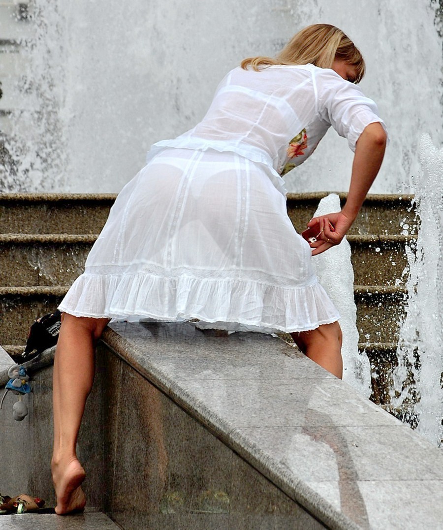 Девушки в прозрачных нарядах