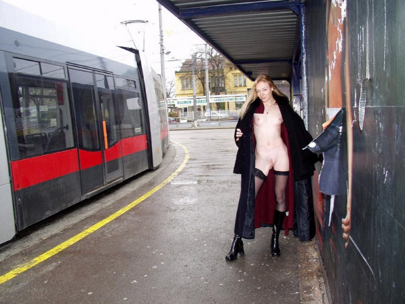 Обнажение девушек в общественных местах