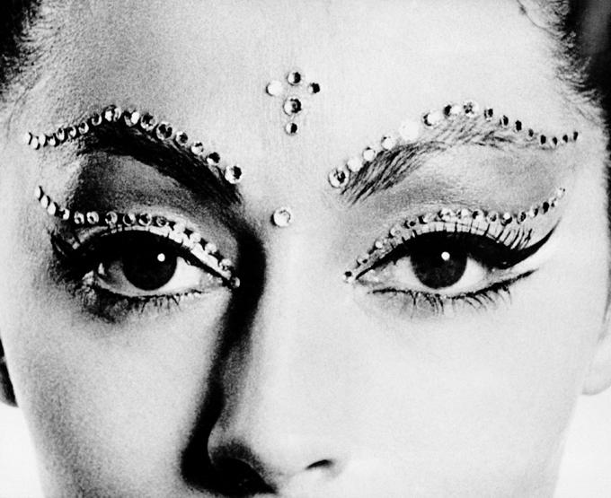 Самые сексуальные девушки Джеймса Бонда (14 фото)