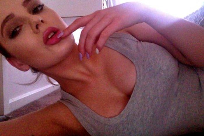 Девушки, которые фотографируют сами себя (40 фото)