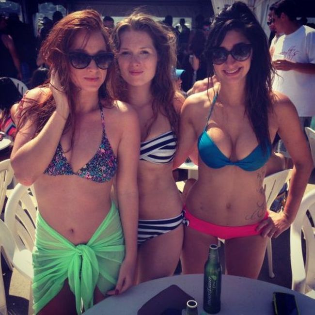 Девушки в бикини