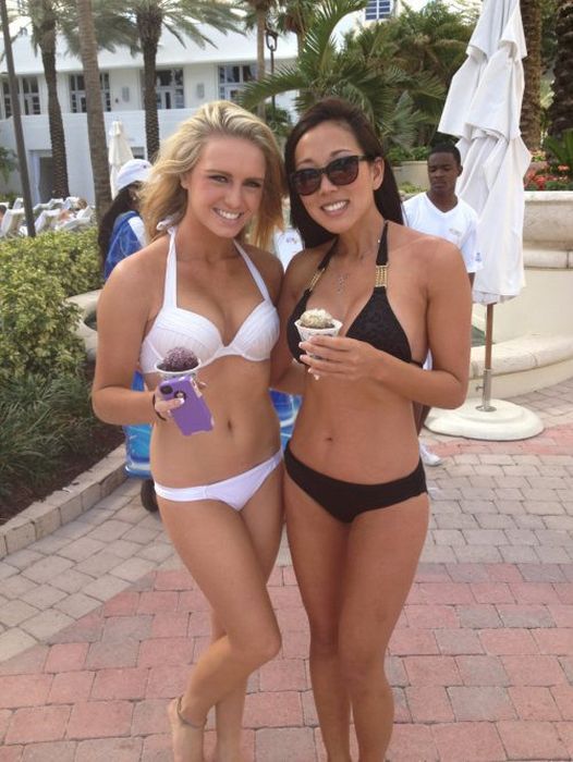 Девушки в бикини