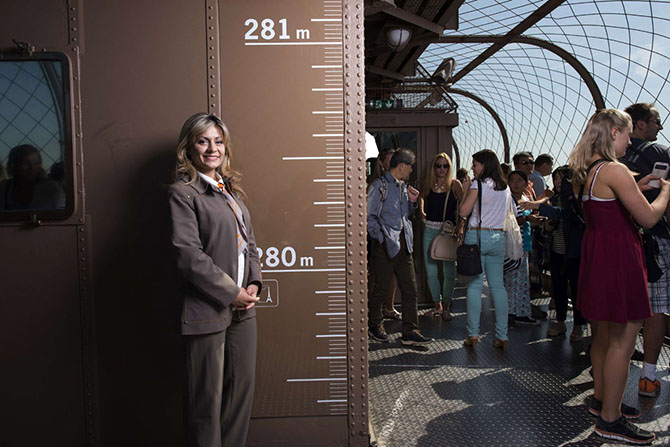 Как выглядит новый стеклянный пол Эйфелевой башни (16 фото)